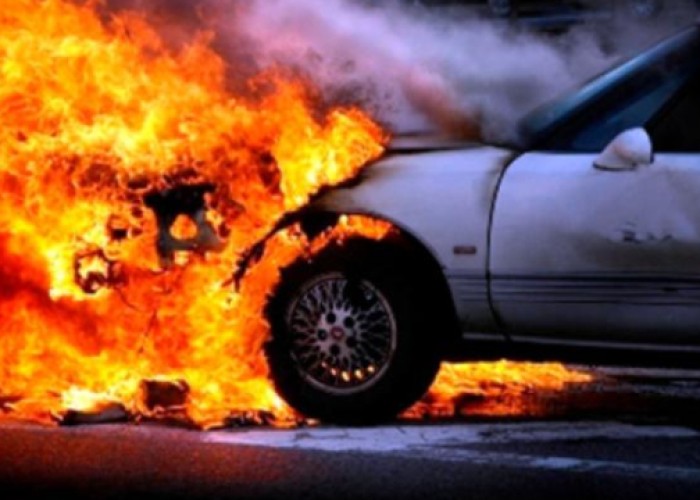 Yasamalda yanan avtomobil tıxaca səbəb oldu - VİDEO